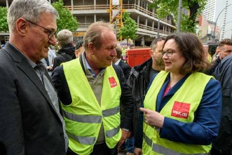 Parteivorsitzender Bernd Riexinger (Die Linke), Frank Bsirske (Vorsitzender Verdi) und Parteivorsitzende Andrea Nahles (SPD) während einer Protestaktion der Vereinten Dienstleistungsgewerkschaft (ver.di) gegen die Verleihung des Axel-Springer-Awards an Amazon-Chef Jeff Bezos vor dem Axel-Springer-Verlag in Berlin snapshot-photography F.Boillot