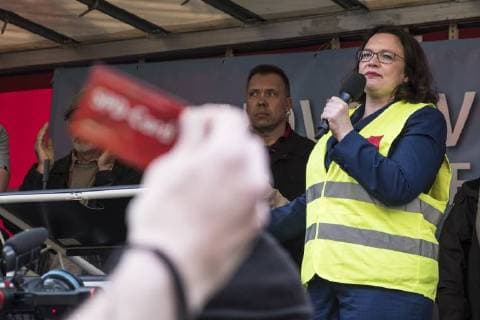 Parteivorsitzende Andrea Nahles (SPD) spricht vor Amazon-Mitarbeitern während einer Protestaktion der Vereinten Dienstleistungsgewerkschaft (ver.di) gegen die Verleihung des Axel-Springer-Awards an Amazon-Chef Jeff Bezos vor dem Axel-Springer-Verlag in Berlin Mitarbeiter protestieren gegen die Verleihung des Axel-Springer-Awards an Amazon-Chef Bezos