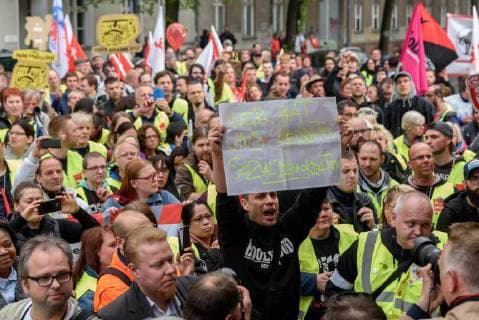 Amazon-Mitarbeiter während einer Protestaktion der Vereinten Dienstleistungsgewerkschaft (ver.di) gegen die Verleihung des Axel-Springer-Awards an Amazon-Chef Jeff Bezos vor dem Axel-Springer-Verlag in Berlin snapshot-photography F.Boillot