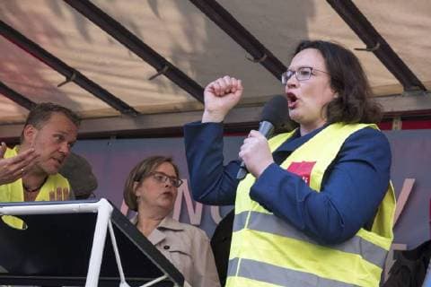Themen der Woche KW17 Bilder des Tages Parteivorsitzende Andrea Nahles (SPD) spricht vor Amazon-Mitarbeitern während einer Protestaktion der Vereinten Dienstleistungsgewerkschaft (ver.di) gegen die Verleihung des Axel-Springer-Awards an Amazon-Chef Jeff Bezos vor dem Axel-Springer-Verlag in Berlin Mitarbeiter protestieren gegen die Verleihung des Axel-Springer-Awards an Amazon-Chef Bezos *** Party leader Andrea Nahles SPD speaks to Amazon employees during a protest action by the United Services Union ver di against the award of the Axel Springer Award to Amazon boss Jeff Bezos in front of Axel Springer Verlag in Berlin Employees protest against the presentation of the Axel Springer Award to Amazon boss Bezos