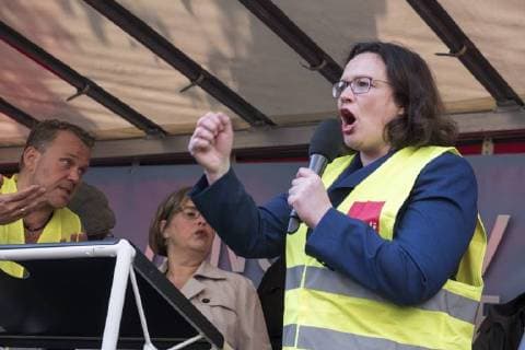 Parteivorsitzende Andrea Nahles (SPD) spricht vor Amazon-Mitarbeitern während einer Protestaktion der Vereinten Dienstleistungsgewerkschaft (ver.di) gegen die Verleihung des Axel-Springer-Awards an Amazon-Chef Jeff Bezos vor dem Axel-Springer-Verlag in Berlin Mitarbeiter protestieren gegen die Verleihung des Axel-Springer-Awards an Amazon-Chef Bezos
