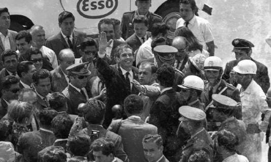 April 27, 1968 - Lima, PeroÆ’Ã‚Â - LIMA, 27 DE ABRIL DE 1968..CIRUJANO SUDAFRICANO CHRISTIAAN BARNARD SE DESPIDE DE LIMA...FOTO: EL COMERCIO Lima PeroÂº  - ZUMAp94_ 19680427_zaf_p94_001 Copyright: xElxComerciox