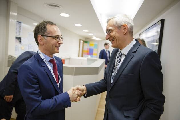 Bundesaussenminister Heiko Maas (L), SPD, trifft in Bruessel vor Beginn der Konferenz zur Unterstuetzung Syriens und der Region mit dem Staatssekretaer im Bundesentwicklungsministerium, Martin Jaeger, zusammen. Bruessel, 25.04.2018. Bruessel Belgien Copyright: xThomasxTrutschelx