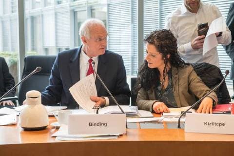 Bundestag Finanzausschuss Oeffentliches Fachgespraech des Finanzausschusses des Deutschen Bundestag am Mittwoch den 25. April 2018 zum Thema Steuerwettbewerb, Steuervermeidung, Paradise Papers . Im Bild: Lothar Binding und Cansel Kiziltepe, Ausshussmitglieder der SPD. 25.4.2018, Berlin *** Bundestag Finance Committee Public Technical Talk of the Finance Committee of the German Bundestag on Wednesday April 25, 2018 on Tax Competition Tax Avoidance Paradise Papers Picture Lothar Binding and Cansel Kiziltepe Ausshuss members of the SPD 25 4 2018 Berlin