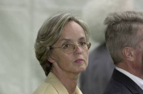 Die neue Berliner Finanzsenatorin Christiane Krajewski (SPD) hier beim Empfang zum Französischen Nationalfeiertag am Samstag (14.7.2001) im Garten des Saarbrücker Generalkonsulats der Französischen Republik in Saarbrücken. *** The new Berlin Finance Senator Christiane Krajewski SPD here at the reception for the French National Day on Saturday 14 7 2001 in the garden of the Saarbrücken Consulate General of the French Republic in Saarbrücken PL-Krajewski14070121D.jpg
