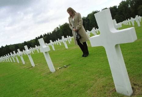 Der Amerikanische Militärfriedhof in Luxemburg zeigt sich am Montag (17.10.2001) auch als Gedenkstätte für die Toten der Terroranschläge vom 11. September. Viele Bürger aus Luxemburg und Deutschland legen Blumen nieder oder wandern in stillem Gedenken an den Kreuzen vorbei. 5076 Kriegstote sind hier begraben. Die Zahl der Toten alleine in New York könnte diese Zahl noch übertreffen. Und so visualisiert der Friedhof in Luxemburg die Tragik im gesamten Ausmaß und hilft, das Unvorstellbare zu erfassen. *** The American Military Cemetery in Luxembourg shows on Monday 17 10 2001 also as a memorial to the dead of the terrorist attacks of 11 September Many citizens of Luxembourg and Germany lay flowers or wander in silent memory of the crosses 5076 war dead are buried here The number of dead In New York alone this number could even surpass And