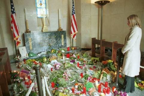 Der Amerikanische Militärfriedhof in Luxemburg zeigt sich am Montag (17.10.2001) auch als Gedenkstätte für die Toten der Terroranschläge vom 11. September. Viele Bürger aus Luxemburg und Deutschland legen Blumen nieder oder wandern in stillem Gedenken an den Kreuzen vorbei. 5076 Kriegstote sind hier begraben. Die Zahl der Toten alleine in New York könnte diese Zahl noch übertreffen. Und so visualisiert der Friedhof in Luxemburg die Tragik im gesamten Ausmaß und hilft, das Unvorstellbare zu erfassen. *** The American Military Cemetery in Luxembourg shows on Monday 17 10 2001 also as a memorial to the dead of the terrorist attacks of 11 September Many citizens of Luxembourg and Germany lay flowers or wander in silent memory of the crosses 5076 war dead are buried here The number of dead In New York alone this number could even surpass And Friedhof17090104.jpg