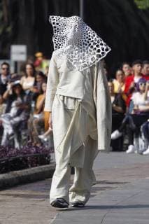 Bilder des Tages A model presents creations of Mexican designers Julia and Renata for the Fall Winter season during the Mercedes-Benz Fashion Week in Mexico City, Mexico, 25 April 2018. Mercedes-Benz Fashion Week Mexico !ACHTUNG: NUR REDAKTIONELLE NUTZUNG!  Copyright: xSashenkaxGutierrezx MEX07 20180425-636602842271659507