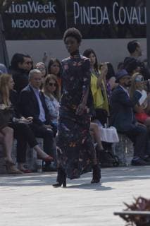 A model presents creations of Pineda Covalin for the Fall Winter season during the Mercedes-Benz Fashion Week in Mexico City, Mexico, 25 April 2018. Mercedes-Benz Fashion Week Mexico !ACHTUNG: NUR REDAKTIONELLE NUTZUNG!  Copyright: xSashenkaxGutierrezx MEX29 20180425-636602846098903394