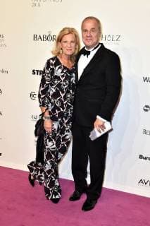 Hubertus Meyer-Burckhardt und seine Ehefrau Dorothee Roehrig bei der Ankunft zur Verleihung Deutscher Parfumpreis - Duftstars 2018 am 25.04.2018 in Berlin Deutscher Parfumpreis Duftstars 2018 in Berlin *** Hubertus Meyer Burckhardt and his wife Dorothee Roehrig on the occasion of the award German Perfume Award Duftstars 2018 on 25 04 2018 in Berlin German Perfume Award Duftstars 2018 in Berlin 