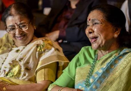 MUMBAI, INDIA - APRIL 24: Indian Bollywood playback singer Asha Bhosle and Usha Mangeshkar at Master Deenanath Mangeshkar Awards at Shanmukhananda Auditorium, Sion on April 24, 2018 in Mumbai, India. (Photo by Kunal Patil Hindustan Times) Master Deenanath Mangeshkar Awards Ceremony