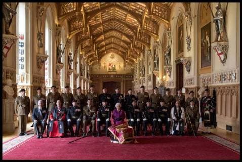 Entertainment Bilder der Woche KW17 Bilder des Tages . 25 04 2018. London, United Kingdom. Royal Tank Regiment new standard. Queen Elizabeth II, Colonel-in-Chief of the Royal Tank Regiment, poses for a photograph after presenting the regiment with their new standard in St George s Hall at Windsor Castle in Berkshire.  xi-Imagesx xPoolx IIM-17623-0003