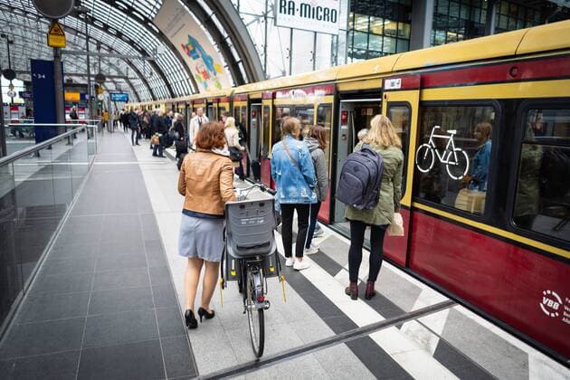 26.04.2018, Berlin,Deutschland,GER, Hauptbahnhof, S-Bahn, eine Frau mit Fahrrad