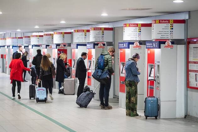 25.04.2018, Berlin,Deutschland,GER, Flughafen Schönefeld, SXF, BVG,Bahn, Kassenautomaten