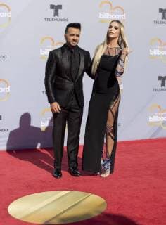 Puerto Rican singer Luis Fonsi and his wife Agueda Lopez pose as they arrive at the red carpet of the Billboard Latin Music Awards 2018 at the Mandalay Bay resort in Las Vegas, Nevada, United States, 26 April 2018. Billboard Latin Music Awards 2018 !ACHTUNG: NUR REDAKTIONELLE NUTZUNG!  Copyright: xArmandoxArorizox BIL13 20180427-636603990006229992