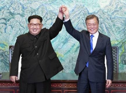 Entertainment Bilder der Woche KW17 Bilder des Tages Inter-Korean summit South Korean President Moon Jae In (R) and North Korean leader Kim Jong Un celebrate after signing a joint declaration in Panmunjeom on April 27, 2018. (Korea Summit Press Pool) 