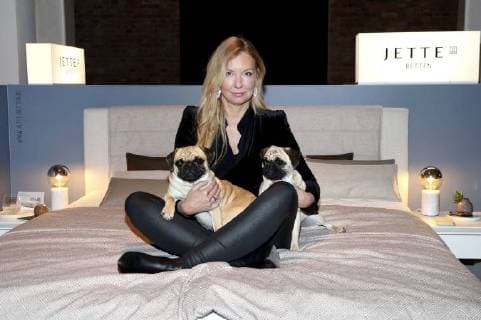 Jette Joop und ihre Hunde Ivo und Ideal bei der Präsentation der neuen Jette Betten Kollektion im Spreespeicher. Berlin, 27.04.2018