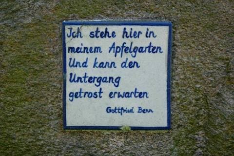 Kachel mit einem Spruch Kachel mit einem Spruch, 19.04.2018, Rädigke, Lesesteinweg, Brandenburg, Auf einer Kachel steht ein Spruch von Gottfried Benn. *** Tile with a saying Tile with a saying 19 04 2018 Rädigke Lesesteinweg Brandenburg On a tile is a saying by Gottfried Benn