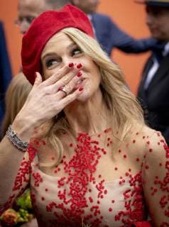 Entertainment Bilder der Woche KW17 Bilder des Tages 27-04-2018 Groningen Dutch royal family during Kingsday ( Koningsdag) in Groningen. Queen Maxima handkus kiss  Copyright: xxPPE poolx