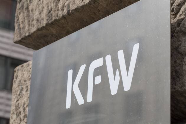 Logo der KFW-Bank 27.04.2018, GER - Berlin, Schild mit Logo am Gebäude der KFW-Bank, Berlin Deutschland Franzoesische Strasse