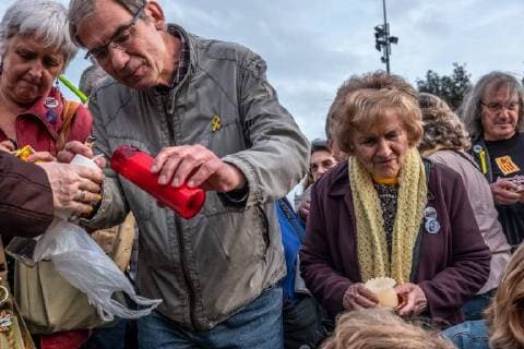 April 27, 2018 - Barcelona, Catalonia, Spain - People seen lighting candles in the center of the square catalunya in memory of the 1050 days in prison of the Catalan political prisoners. A hundred people have recalled that Catalan political prisoners have been in prison for 1050 days lighting the same number of candles in the Plaza Catalunya in Barcelona Barcelona Spain - ZUMAs197 20180427_zaa_s197_091 Copyright: xPacoxFreirex