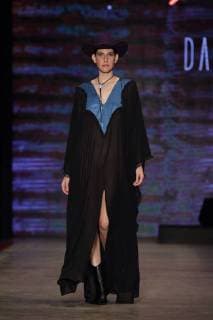A model presents creations of Mexican designer Daniel Villa for the fall winter season during the Fashion Week of Mexico City, Mexico, 27 April 2018. Mexico City Fashion Week !ACHTUNG: NUR REDAKTIONELLE NUTZUNG!  Copyright: xSashenkaxGutierrezx MDF05 20180428-636604852163439729
