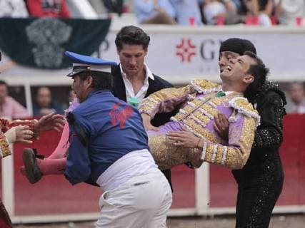 Mexican Arturo Macias (C) is helped after being gored by a bull during a bullfighting as part of National Fair of San Marcos at Monumental bullring in Aguascalientes, Mexico, 27 April 2018. National Fair of San Marcos in Aguascalientes, Mexico !ACHTUNG: NUR REDAKTIONELLE NUTZUNG!  Copyright: xMarioxGuzmánx MEX31 20180428-636604914796820100