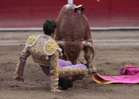 Mexican Arturo Macias is gored by a bull during a bullfighting as part of National Fair of San Marcos at Monumental bullring in Aguascalientes, Mexico, 27 April 2018. National Fair of San Marcos in Aguascalientes, Mexico !ACHTUNG: NUR REDAKTIONELLE NUTZUNG!  Copyright: xMarioxGuzmánx MEX31 20180428-636604915407910946