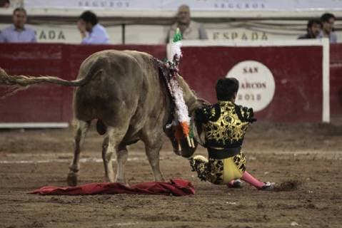 Mexican Sergio Flores is tossed by a bull during a bullfighting as part of National Fair of San Marcos at Monumental bullring in Aguascalientes, Mexico, 27 April 2018. National Fair of San Marcos in Aguascalientes, Mexico !ACHTUNG: NUR REDAKTIONELLE NUTZUNG!  Copyright: xMarioxGuzmánx MEX31 20180428-636604915447285773