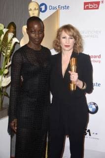 Florence Kasumba und Birgit Minichmayr, Lola Preisträgerin für die beste weibliche Nebenrolle für den Film 3 Tage in Quiberon , bei der Verleihung des Deutschen Filmpreises 2018 in der Messe Berlin. Berlin, 27.04.2018