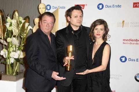 Peter Kurth, Erwin Prib, Preisträger bestes Szenenbild, und Liv Lisa Fries bei der Verleihung des Deutschen Filmpreises 2018 in der Messe Berlin. Berlin, 27.04.2018