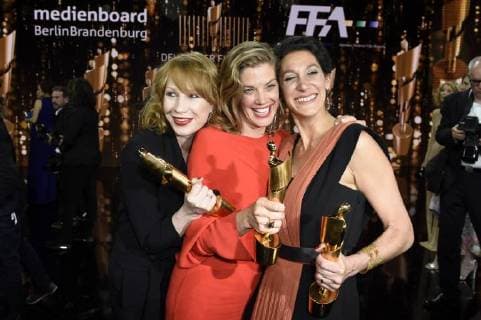 Birgit Minichmayr, Marie Bäumer und Emily Atef, Preisträgerinnen beste weibliche Hauptrolle, beste weibliche Nebenrolle und bester Film 3 Tage in Quiberon , bei der Verleihung des Deutschen Filmpreises 2018 in der Messe Berlin. Berlin, 27.04.2018