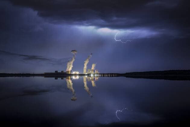 Themen der Woche KW17 Bilder des Tages Ein Gewitter mit Blitzen zeichnet sich ab hinter dem Baerwalder See und dem Kohlekraftwerk von Boxberg in der Oberlausitz. Klitten, 28.04.2018. Klitten Deutschland *** A thunderstorm with lightning is visible behind the Baerwalder See and the coal power plant of Boxberg in Oberlausitz Klitten 28 04 2018 Klitten Germany Copyright: xFlorianxGaertner photothek.netx