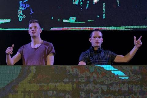 Gestört aber Geil bei dem Love Music Festival am 29.04.2018 in der Turbinenhalle in Oberhausen Das DJ-Duo Gestört aber Geil - Marcel Stephaan ( links ) Nico Wendel ( rechts ) - stehen bei dem Love Music Festival in der Turbinenhalle in Oberhausen auf der Bühne