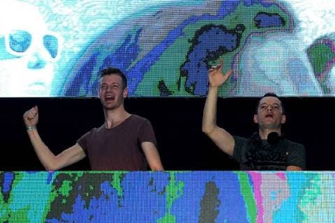 Gestört aber Geil bei dem Love Music Festival am 29.04.2018 in der Turbinenhalle in Oberhausen Das DJ-Duo Gestört aber Geil - Marcel Stephaan ( links ) Nico Wendel ( rechts ) - stehen bei dem Love Music Festival in der Turbinenhalle in Oberhausen auf der Bühne