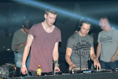 Gestört aber Geil bei dem Love Music Festival am 29.04.2018 in der Turbinenhalle in Oberhausen Das DJ-Duo Gestört aber Geil - Marcel Stephaan ( links ) Nico Wendel ( rechts ) - stehen bei dem Love Music Festival in der Turbinenhalle in Oberhausen auf der Bühne