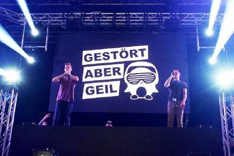Gestört aber Geil bei dem Love Music Festival am 29.04.2018 in der Turbinenhalle in Oberhausen Das DJ-Duo Gestört aber Geil - Marcel Stephaan ( links ) Nico Wendel ( rechts ) - stehen bei dem Love Music Festival in der Turbinenhalle in Oberhausen auf der Bühne
