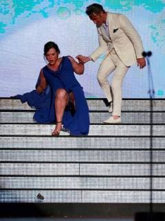 Chilean actress Daniela Vega (L) is helped by Argentine actor Ernesto Alterio (R) after falling during the 5th edition of the Platino Awards held in Playa del Carmen, Mexico, 29 April 2018 (issued 30 April 2018). Platino Awards !ACHTUNG: NUR REDAKTIONELLE NUTZUNG!  Copyright: xJOSExMENDEZx GRAF5778 20180430-636606746289611575