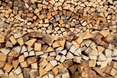 IMAGO Nature: Unsere Erde, Energiequellen, Biomasse Brennholz, 29.04.2018, Holzhausen, Deutschland, GER - Große Mengen Buchen- und Eichenholz lagern auf einer Wiese, die zu einem Holzlagerplatz umfunktioniert wurde. Die Holzstämme wurden zuvor mit einem Holzspalter gespalten und wurden somit dem Tocknungsprozeß zugänglich gemacht. Nach einer Lagerzeit von ca. 2 Jahren kann das Holz in kurze Stücke geschnitten und in Feuerstätten verbrannt werden. Brennholz auf einem Holzlagerplatz *** Firewood 29 04 2018 Holzhausen Germany GER Large quantities of beech and oak wood stored in a meadow that has been converted into a lumber yard The logs were previously split with a wood splitter and thus made accessible to the turfing process After a storage period of about 2 years, the wood can be cut into short pieces cut and burned in fireplaces are firewood on a wood storage yard