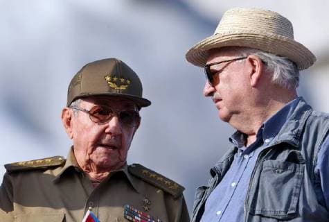 First Secretary of Cuba s Communist Party and former president Raul Castro (L) and President of the Chilean Communist Party, Guillermo Teillier (R), speak on occasion of the parade for International Workers Day at Revolution Square La Havana, Cuba, 01 May 2018. International Workers Day celebrations in Cuba !ACHTUNG: NUR REDAKTIONELLE NUTZUNG!  Copyright: xAlejandroxErnestox CUB006 20180501-636607922187395719