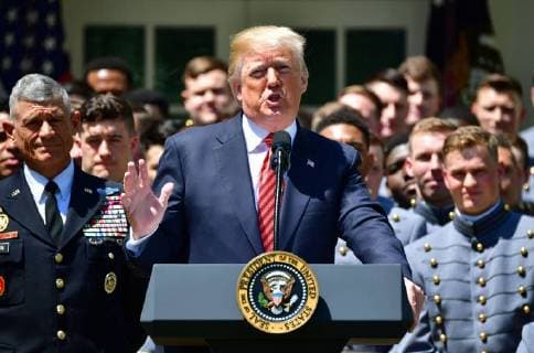 Bilder des Tages President Donald Trump delivers remarks at a ceremony where he presented the Commander-in-Chief?s Trophy to the U.S. Military Academy football team, in the Rose Garden at the White House in Washington, D.C. on May 1, 2018. The Commander-in-Chief Trophy is presented each year to the season s winner of the American college football competition among the three service academies.  WAP20180501308 KEVINxDIETSCH