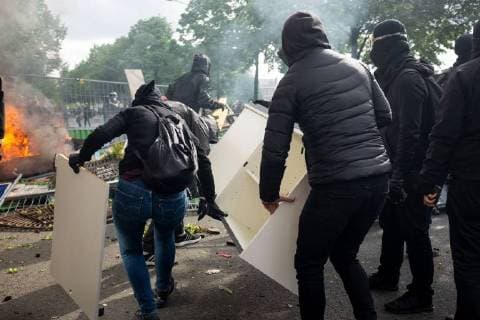 01.05.2018 - 1. Mai in Paris - Zum 50. Jahrestag der 1968er Revolution versammeln sich mehrere zehntausend Menschen in Paris. Darunter wohl mehr als 1200 Demonstrantinnen und Demonstranten aus dem autonomen Spektrum. Wenige Meter nach der Seine kam es zu schweren Ausschreitungen. Die Polizei drängte die Demonstration zurück auf die andere Seineseite. Mehrere Wagen brannten. *** 01 05 2018 1 May in Paris For the 50th anniversary of the 1968 revolution, tens of thousands of people gather in Paris. More than 1,200 demonstrators from the autonomous spectrum a few meters to the Seine. The police pushed the demonstration back to the other side of his house Several cars were burning Copyright: xMichaelxTrammerx
