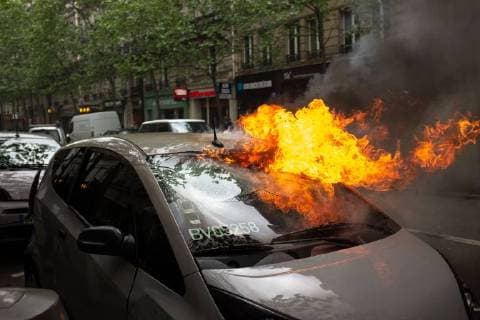 01.05.2018 - 1. Mai in Paris - Zum 50. Jahrestag der 1968er Revolution versammeln sich mehrere zehntausend Menschen in Paris. Darunter wohl mehr als 1200 Demonstrantinnen und Demonstranten aus dem autonomen Spektrum. Wenige Meter nach der Seine kam es zu schweren Ausschreitungen. Die Polizei drängte die Demonstration zurück auf die andere Seineseite. Mehrere Wagen brannten. *** 01 05 2018 1 May in Paris For the 50th anniversary of the 1968 revolution, tens of thousands of people gather in Paris. More than 1,200 demonstrators from the autonomous spectrum a few meters to the Seine. The police pushed the demonstration back to the other side of his house Several cars were burning Copyright: xMichaelxTrammerx