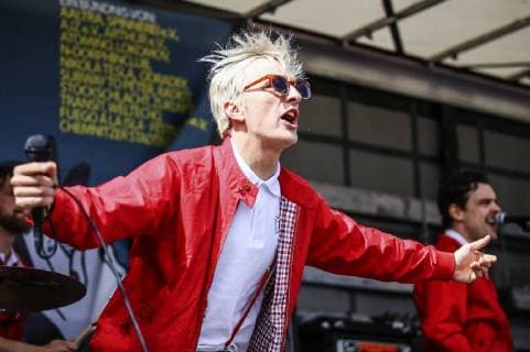 Hand in Hand Demonstration gegen Rechts, an der unter anderem die Band Kraftklub teilnahm und ein 20 minütiges Konzert spielte. Zeitgleich findet ein Aufzug der rechtsextremistischen-neonazistischen Kleinparter Der III. Weg statt. Chemnitz, 01.05.2018