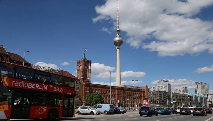 Rotes Rathaus, Fernsehturm, Park Inn 01.05.18, Rotes Rathaus und Fernsehturm, Berlin, GER Bild: Verkehr auf Grunerstraße vor dem Roten Rathaus , Fernsehturm und Hotel Park Inn am Alexanderplatz am Tag bei blauem Himmel Berlin Berlin Deutschland Mitte