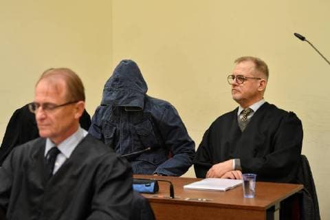 Themen der Woche KW 18 Bilder des Tages 422. Verhandlungstag im NSU-Prozess Der Angeklagte Carsten S. und seine Anwalt Jacob Hoesl kommen am Mittwoch (02.05.2018) im Landgericht in Muenchen zum 422. Verhandlungstag im NSU-Prozess. *** 422 Negotiation day in the NSU trial The defendant Carsten S and his lawyer Jacob Hoesl arrive on Wednesday 02 05 2018 at the district court in Munich for the 422 days of the NSU trial
