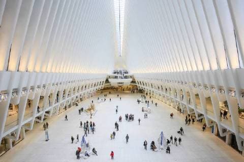 Menschen im Oculus, Haupthalle des U-Bahnhofs mit Einkaufszentrum, World Trade Center, Transportation Hub, WTC, Architekt Santiago Calatrava, Manhattan, New York City, New York, USA, Vereinigte Staaten von Amerika New York City New York Vereinigte Staaten von Amerika