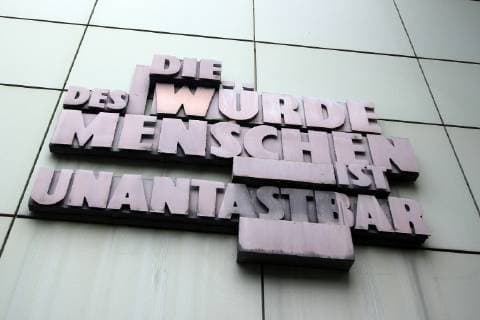 Skulptur mit Artikel eins des Grundgesetz es der Bundesrepublik Deutschland die Würde des Menschen ist unantastbar an der Fassade der Staatsanwaltschaft im Justizzentrum in der Innenstadt Frankfurt, Hessen, Deutschland *** Sculpture with article one of the Basic Law of the Federal Republic of Germany the dignity of man is inviolable on the facade of the public prosecutors office in the justice center in the city center Frankfurt Hessen Germany