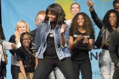 Berühmte Feministinnen, Michelle Obama Entertainment Bilder der Woche KW 18 May 2, 2018 - Philadelphia, Pennsylvania, U.S - Former First Lady MICHELLE OBAMA does a celebratory dance at the College signing day rally at Temple University s Liacouras Center. The yearly event celebrates high school kids who are heading off to college. Philadelphia U.S. - ZUMArf1_ 20180502_zaf_rf1_564 Copyright: xRickyxFitchettx