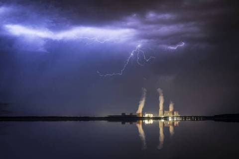 Bilder der Erde Ein Gewitter mit Blitzen zeichnet sich ab hinter dem Baerwalder See und dem Kohlekraftwerk von Boxberg in der Oberlausitz. Klitten, 28.04.2018. Klitten Deutschland *** A thunderstorm with lightning is visible behind the Baerwalder See and the coal power plant of Boxberg in Oberlausitz Klitten 28 04 2018 Klitten Germany Copyright: xFlorianxGaertner photothek.netx